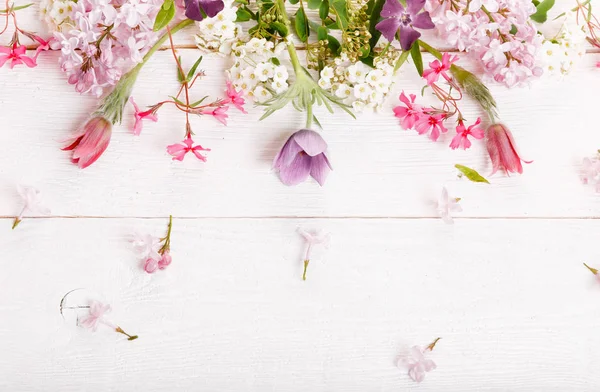 Composición floral festiva sobre fondo de madera blanca. Vista aérea — Foto de Stock