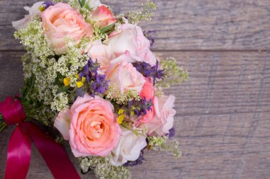 Çiçekçi dükkanında kırmızı güllerden yapılmış lüks buket. Sevgililer Günü için kırmızı gül buketi.