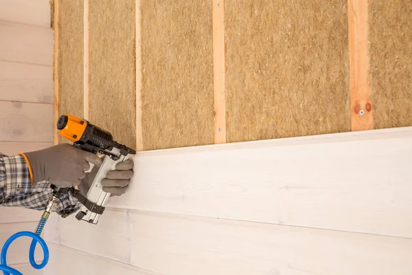 İnşaat işçisi termal olarak eko ahşap çerçeve yalıtımı