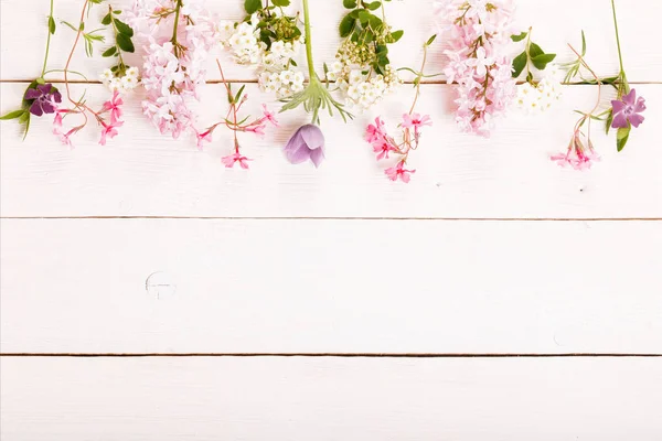 Composición floral festiva sobre fondo de madera blanca. Vista aérea —  Fotos de Stock