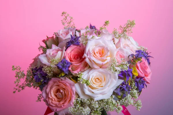 Ramo de lujo de rosas rojas en floristería San Valentín Ramo de rosas pasteleras —  Fotos de Stock