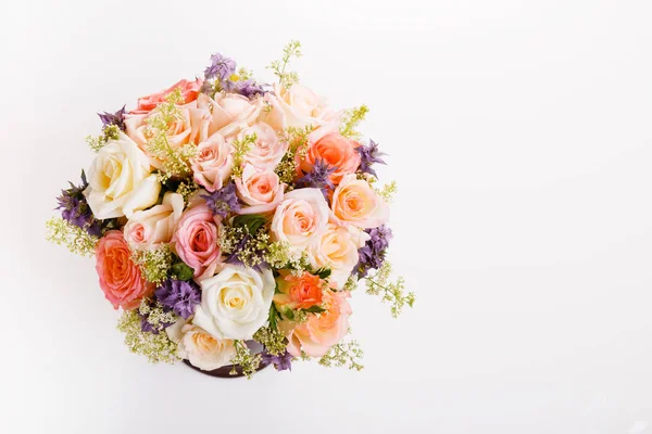 Ramo de lujo de rosas rojas en floristería San Valentín Ramo de rosas pasteleras —  Fotos de Stock