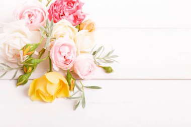 Beyaz arka plan üzerinde şenlikli çiçek kompozisyon. Ek yükü üstten görünüm, düz yatıyordu