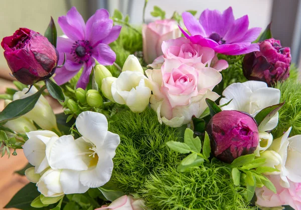 Hermoso ramo de flores de primavera en jarrón —  Fotos de Stock