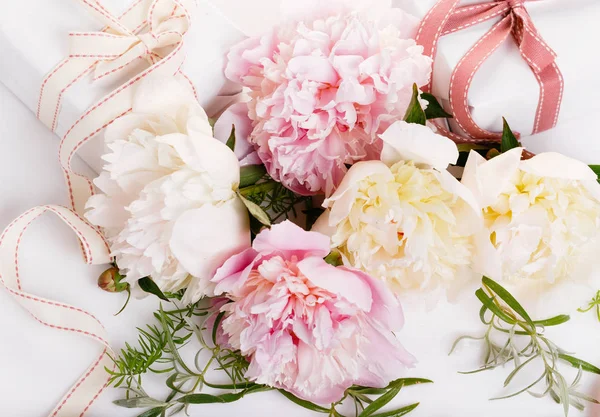 Kwiaty piękne różowe piwonie na biały stół z kopii miejsca na tekst widok z góry i płaskie świeckiego stylu — Zdjęcie stockowe
