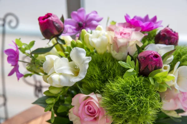 Beau bouquet de fleurs de printemps dans un vase — Photo