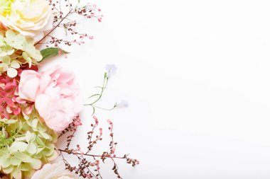 Beyaz arka planda şenlikli çiçek kompozisyonu. Genel Görünüm