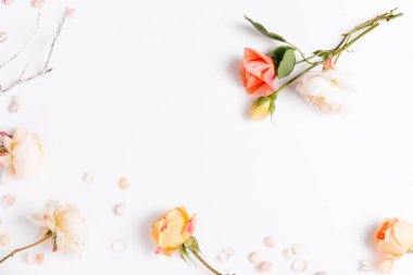 Beyaz ahşap arka planda şenlikli çiçek kompozisyonu. Genel Görünüm