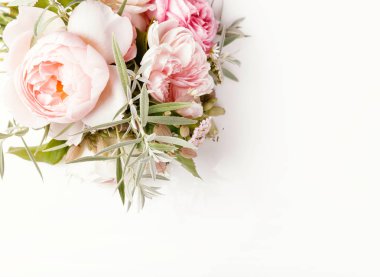 Beyaz arka plan üzerinde şenlikli çiçek kompozisyon. Ek yükü üstten görünüm, düz yatıyordu