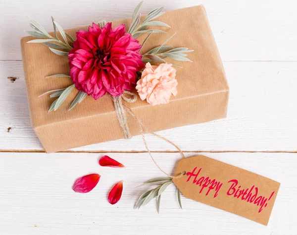 Caja de regalo en el fondo de madera. Cinta roja. Regalo de San Valentín . — Foto de Stock