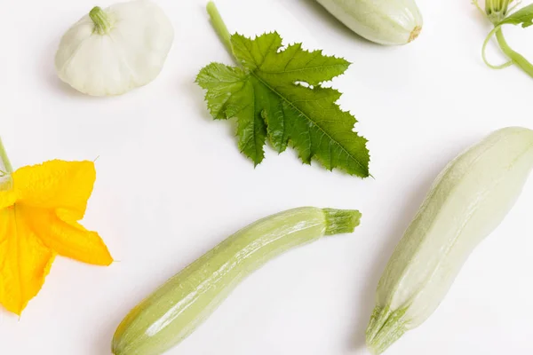 Calabacín verde fresco con rebanada aislada sobre fondo blanco — Foto de Stock