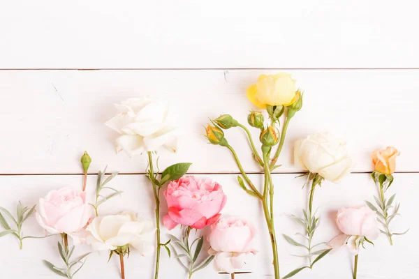 Composición floral festiva sobre fondo de madera blanca. Vista aérea — Foto de Stock