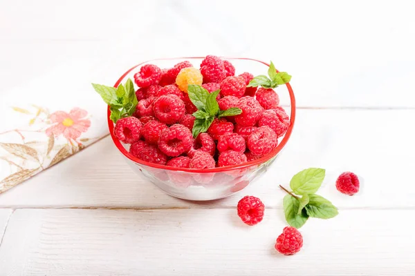 Ripe sweet raspberries in bowl on wooden table. Close up, top view, high resolution product — Stock Photo, Image