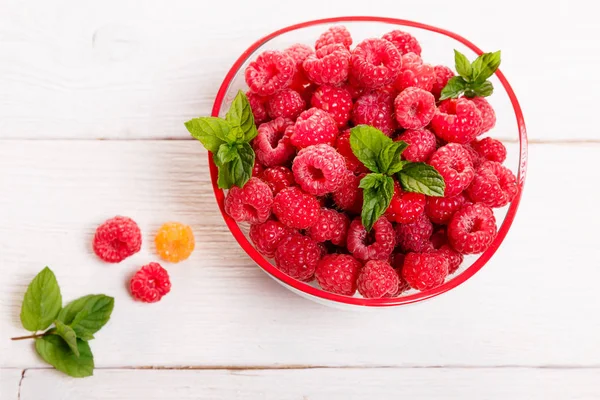 Ripe sweet raspberries in bowl on wooden table. Close up, top view, high resolution product — Stock Photo, Image