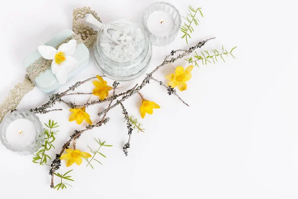 Tratamiento de spa con rama en flor sobre fondo blanco — Foto de Stock