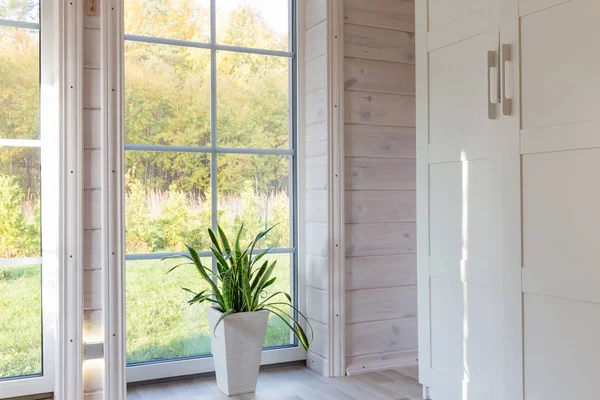 Interior luminoso, habitación en casa de madera con ventana grande. Estilo escandinavo. — Foto de Stock