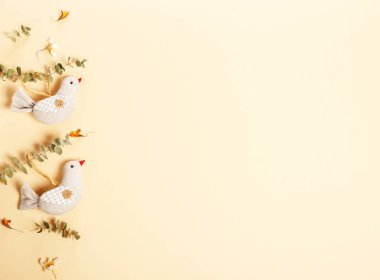 Çiçekler kompozisyon. Bej arka planda sarı çiçeklerden yapılmış çerçeve. Düz yatıyordu, üst görünüm, kare, kopya alanı