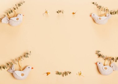 Çiçekler kompozisyon. Bej arka planda sarı çiçeklerden yapılmış çerçeve. Düz yatıyordu, üst görünüm, kare, kopya alanı