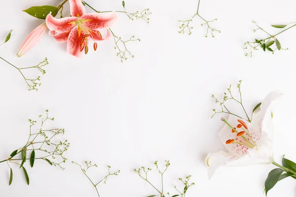 Un ramo de flores de coral en tablas blancas —  Fotos de Stock