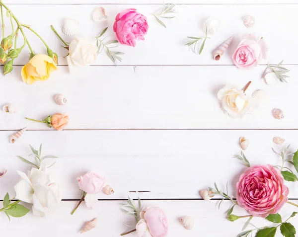 Beyaz ahşap arka planda şenlikli çiçek kompozisyonu. Genel Görünüm