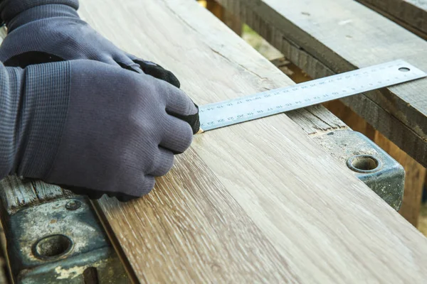 Mann verlegt Laminatboden im Baukonzept. Bau, Reparaturkonzept. — Stockfoto