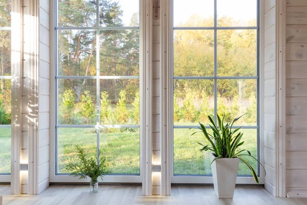 Luminoso studio fotografico interno con grande finestra, soffitto alto, pavimento in legno bianco — Foto Stock