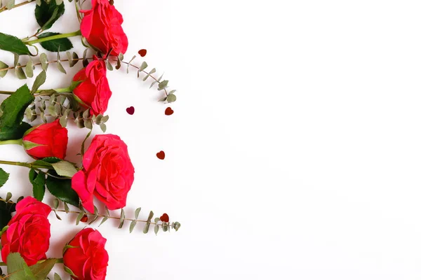 Composición festiva flor de rosa roja sobre el fondo blanco. Vista aérea — Foto de Stock