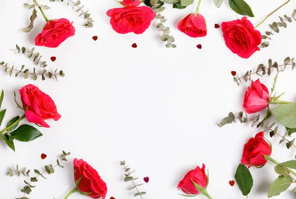 Composición festiva flor de rosa roja sobre el fondo blanco. Vista aérea —  Fotos de Stock