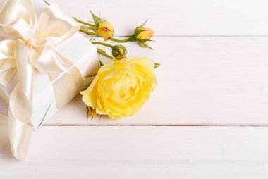 Beyaz arka planda şenlikli çiçek kompozisyonu. Genel Görünüm