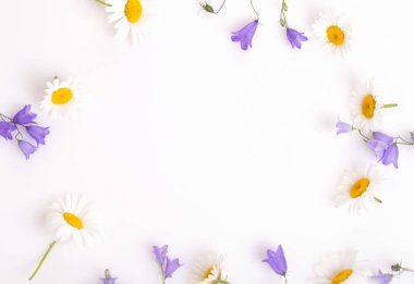 Anneler günü kartı ile narin çiçekler çan çiçeği Beyaz ahşap tahta üzerinde bir buket