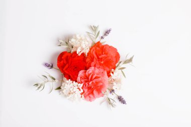 Beyaz ahşap arka planda şenlikli çiçek kompozisyonu. Genel Görünüm