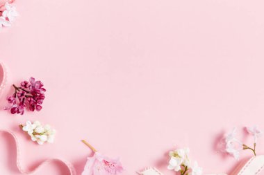 Beyaz ahşap arka planda şenlikli çiçek kompozisyonu. Genel Görünüm