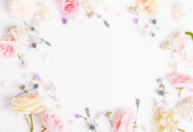 Beyaz ahşap arka planda şenlikli çiçek kompozisyonu. Genel Görünüm