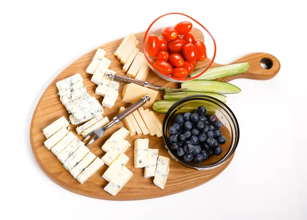 Tavola di legno con gustoso formaggio su sfondo bianco — Foto Stock