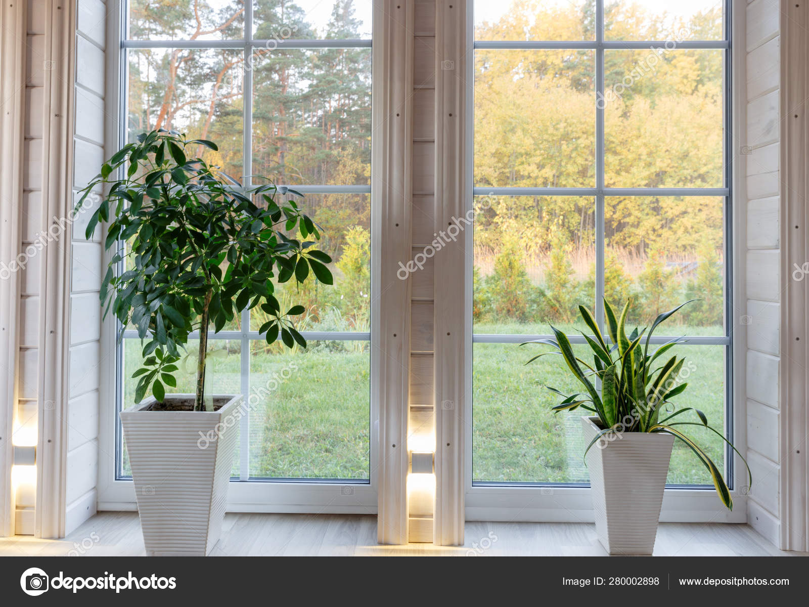 Interior brilhante estúdio de fotografia com grande janela, teto alto, piso  de madeira branca — Foto © olga18x27 #280002898, image size:1600x1200