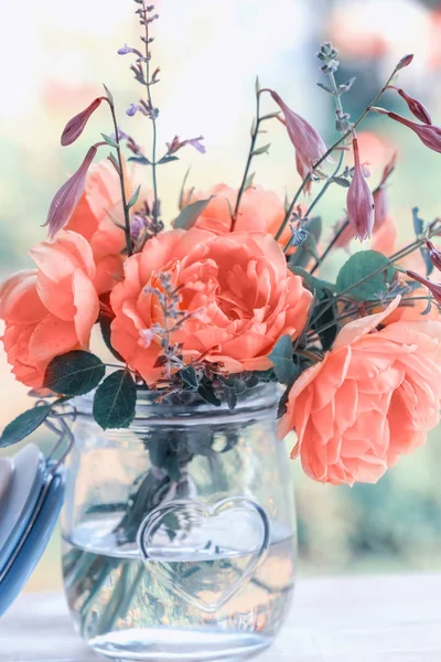 Bellissimi fiori di rose. Bouquet di rose in un barattolo di vetro . — Foto Stock