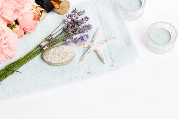 Spa ve sağlıklı yaşam arka plan, lavanta, pembe gül, bir havlu üzerinde kozmetik — Stok fotoğraf