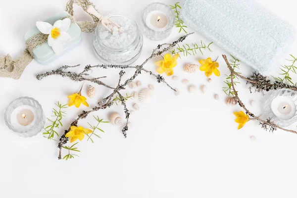 Tratamiento de spa con rama en flor sobre fondo blanco — Foto de Stock