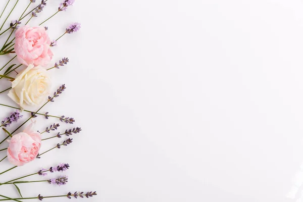 Composición floral festiva sobre el fondo blanco. Vista aérea — Foto de Stock