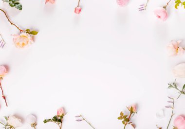 Beyaz ahşap arka planda şenlikli çiçek kompozisyonu. Genel Görünüm