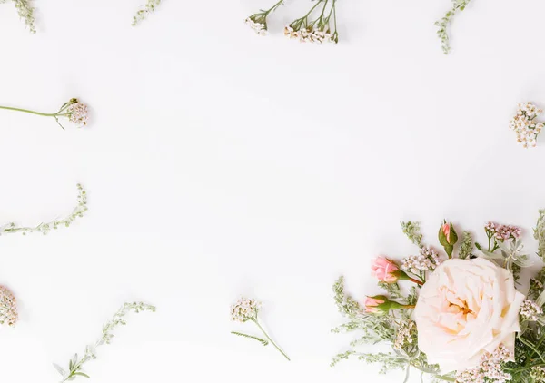 Composición floral festiva sobre fondo de madera blanca. Vista aérea — Foto de Stock