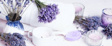 Spa masaj ayarı, lavanta ürün, tuz, mumlar, beyaz arka plan üzerinde sabun