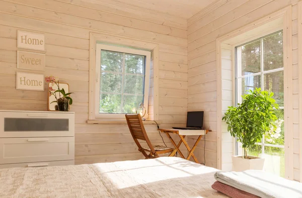 Kamar tidur cerah yang nyaman di rumah kayu dalam gaya Skandinavia dengan bunga dekoratif dalam pot — Stok Foto