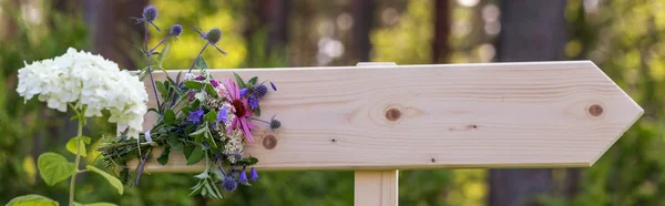 Lavagna di legno, lettering, segno con un mazzo di fiori di campo — Foto Stock