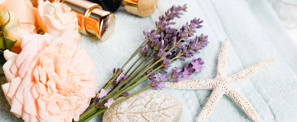Spa lembut musim gugur atau musim panas latar belakang banner dengan mawar, lavender bunga dan kerang, lilin , — Stok Foto