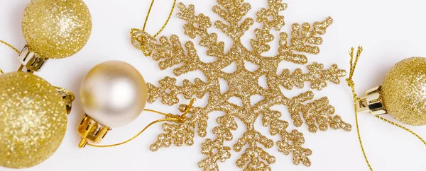 Composición navideña. Patrón de oro creativo festivo, bola de Navidad decoración de oro, copos de nieve — Foto de Stock