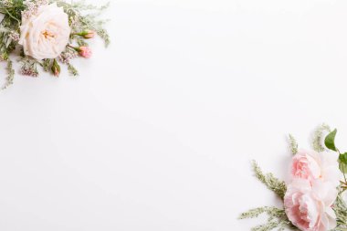 Beyaz arka planda şenlikli çiçek kompozisyonu. Genel Görünüm