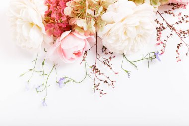 Beyaz arka planda şenlikli çiçek kompozisyonu. Genel Görünüm