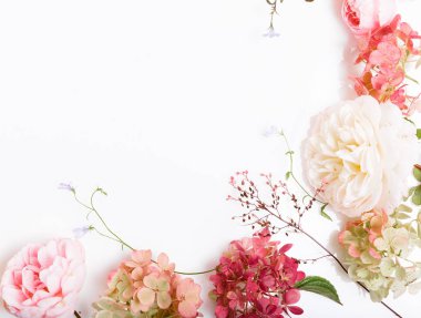 Beyaz arka planda şenlikli çiçek kompozisyonu. Genel Görünüm