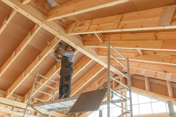 Bauarbeiter wärmeisoliert Öko-Holzrahmenhaus — Stockfoto